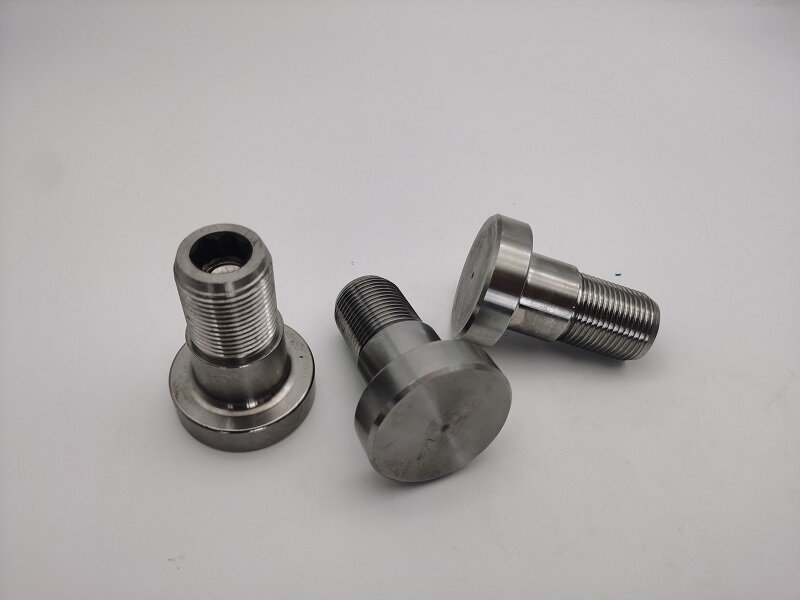 كيف تعمل معالجة الحدادة على تحسين القوة والدقة في المكونات الصناعية؟